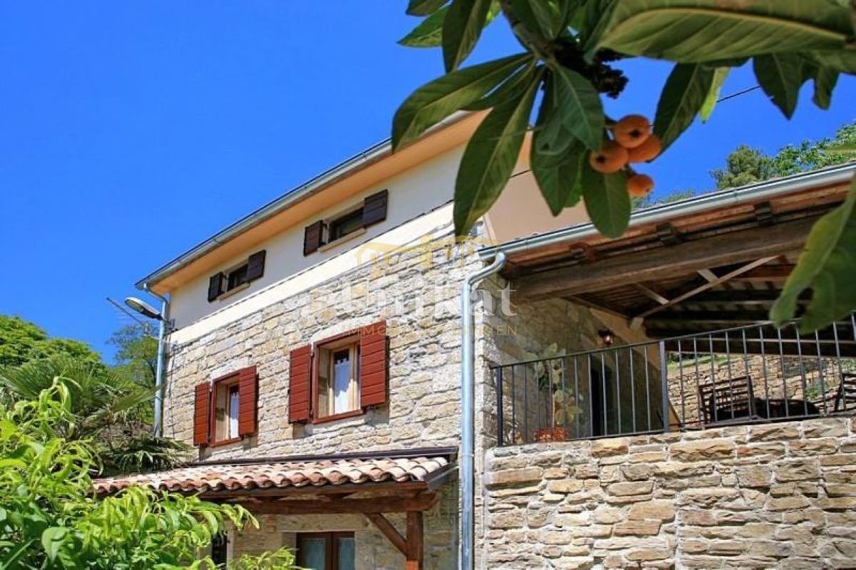 Casa in pietra ristrutturata con piscina e vista su Motovun